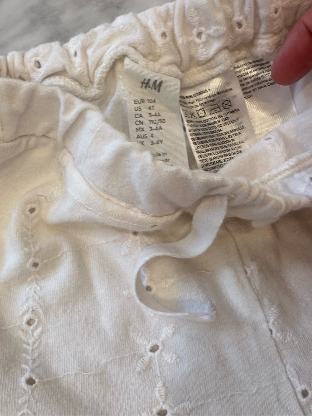 H&M Cream Eyelet Ruffle Shorts - Picture 2 of 3